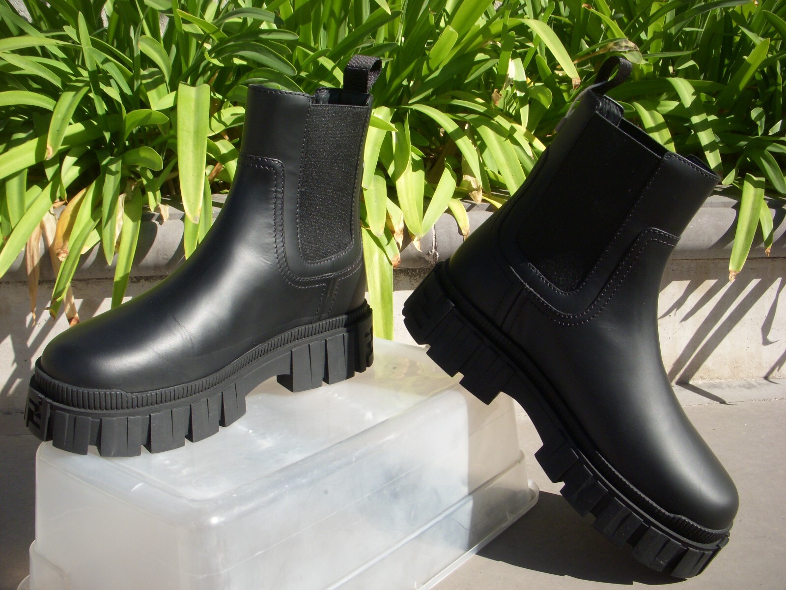 フェンディブーツ Fendi FORCE LUGGED CHELSEA Boots Black Leather Insole Len