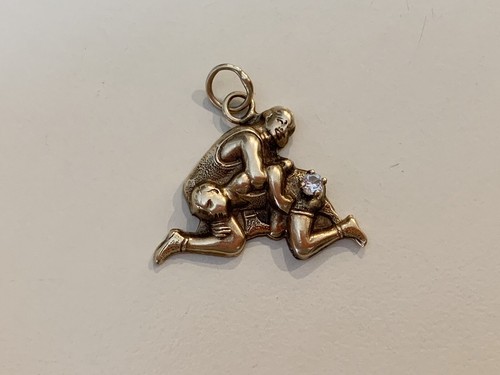 VINTAGE 14K SOLID GOLD WRESTLER MEDAL CHARM WITH DIAMOND & NYC INSCRIPTION
