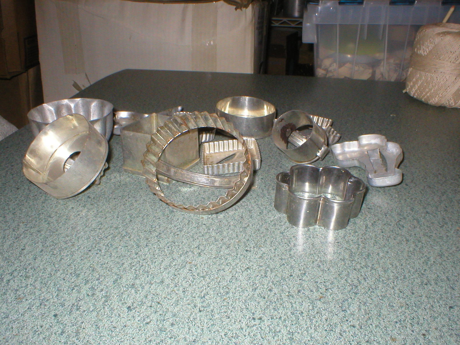 12 VTG Cookie Biscuit Donut Cutters Jello Mold Tins Handle Metal Aluminum Tin