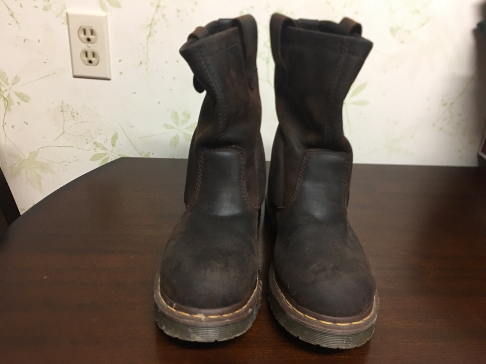 Dr Martens air wave size 42 eu, mans 9, ladies 10 average width