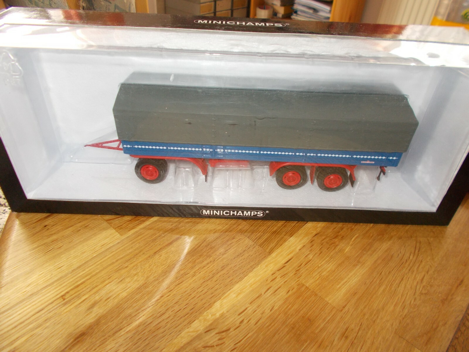 Minichamps 1 : 43 Kässbohrer 3-Achs-Anhänger 
