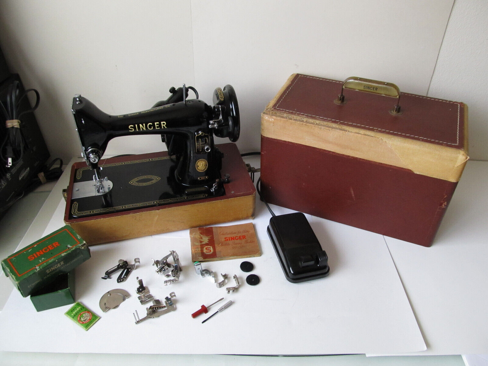 Vintage Singer 99K Sewing Machine ****