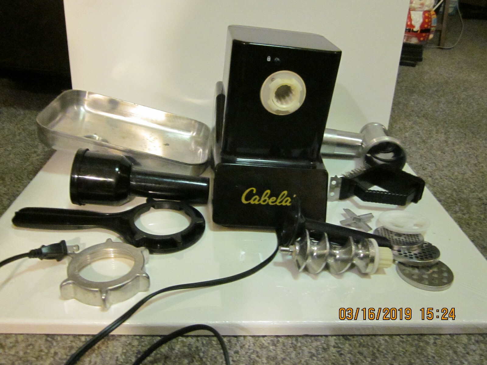 Cabellas Meat Grinder! Model NO:33-0101-C 400 watts, Used Great condition works!