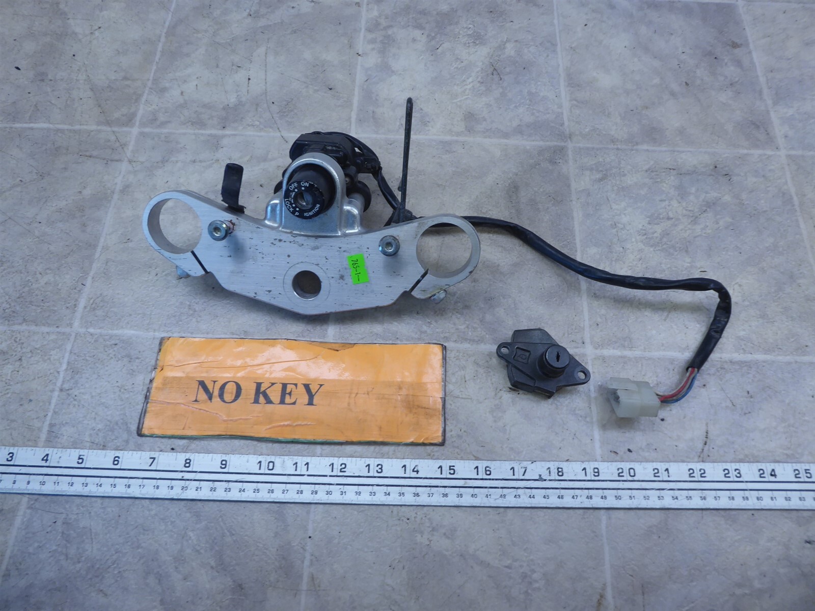 1996 Kawasaki ZX600 ZX6R Ninja K765-1) top clamp ignition