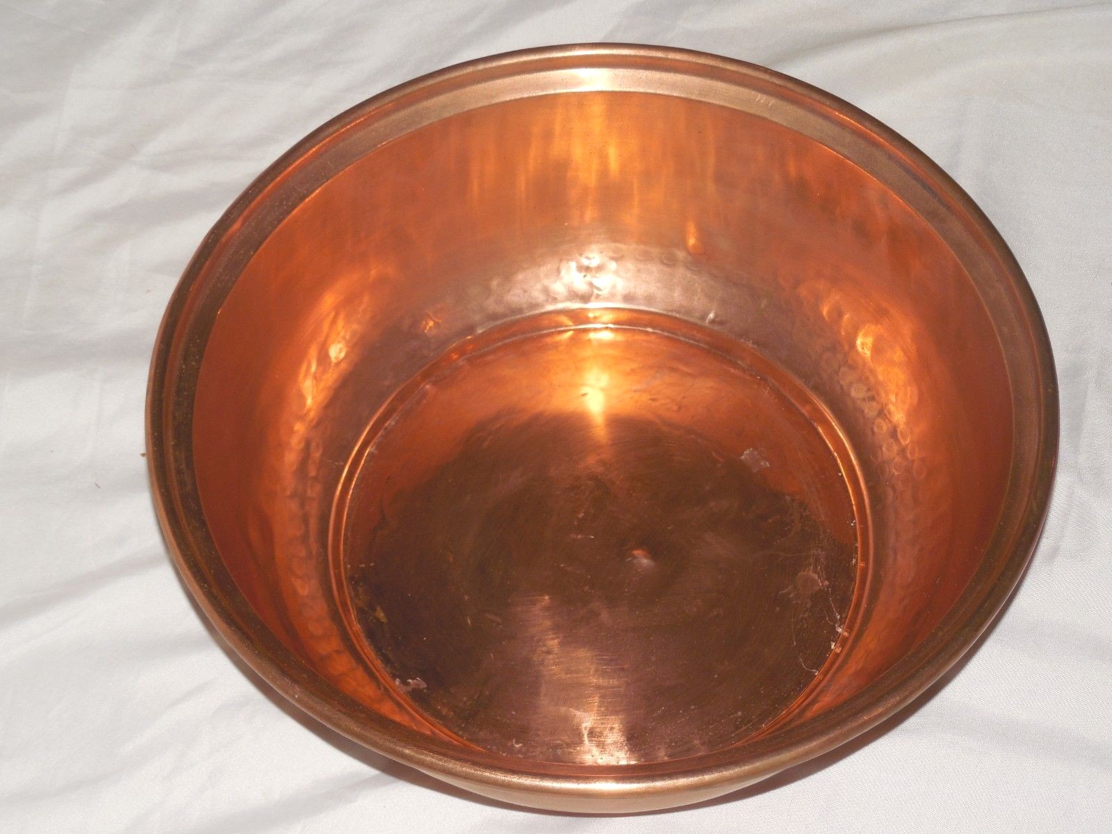 VINTAGE PRE-OWNED VERY LARGE COPPER BOWL