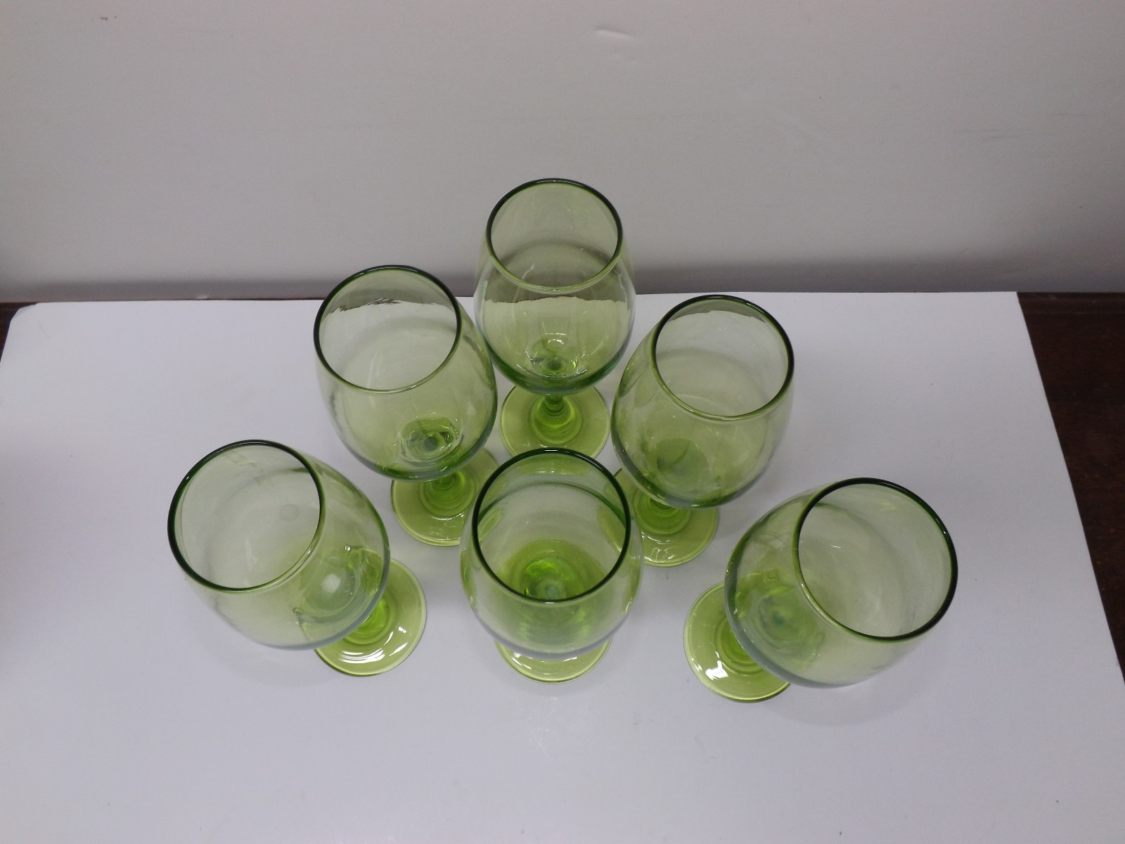6 GREEN WINE GLASSES STEMWARE 8 1/4