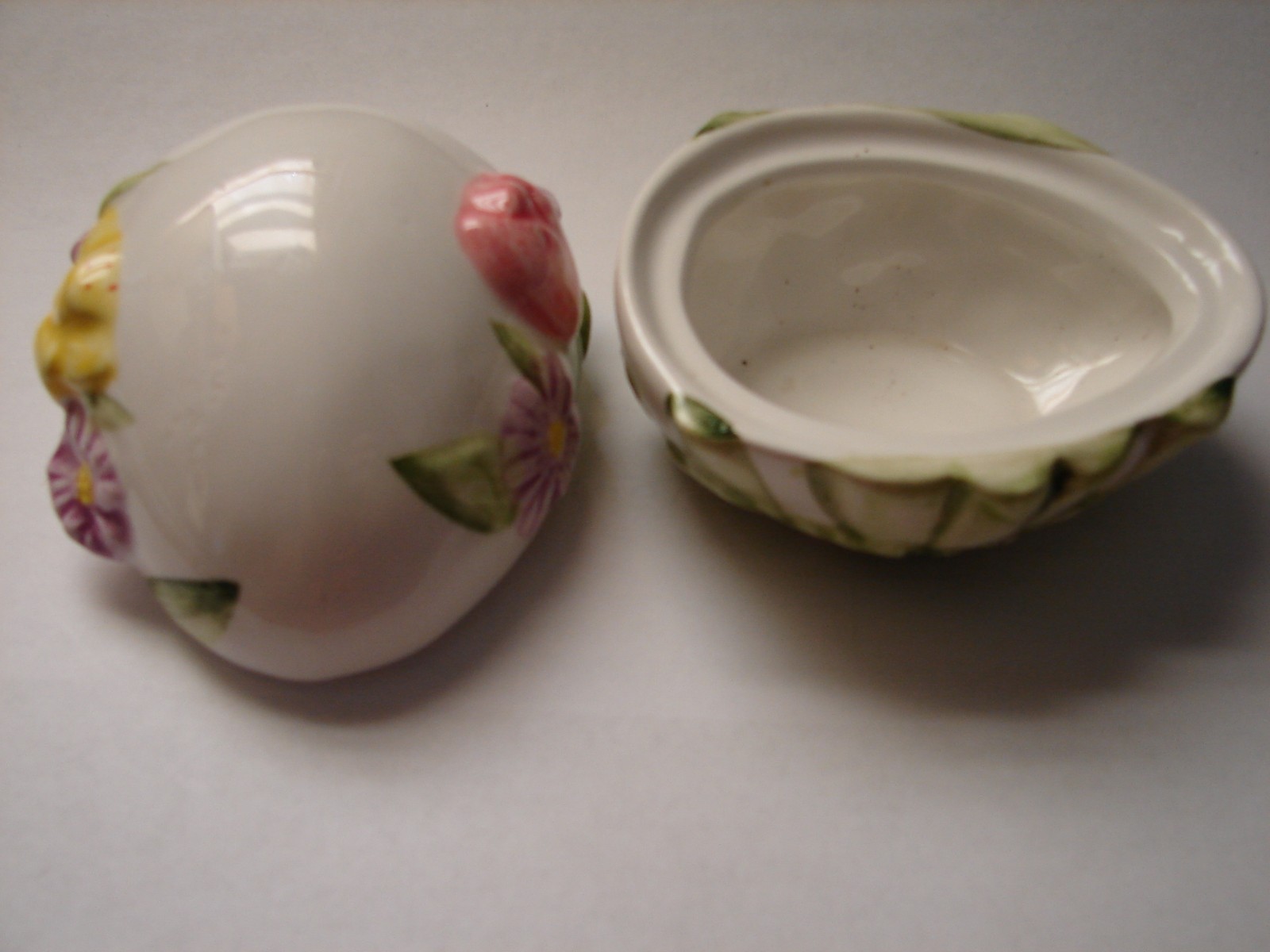 GLASS EGG SHAPED RING HOLDER