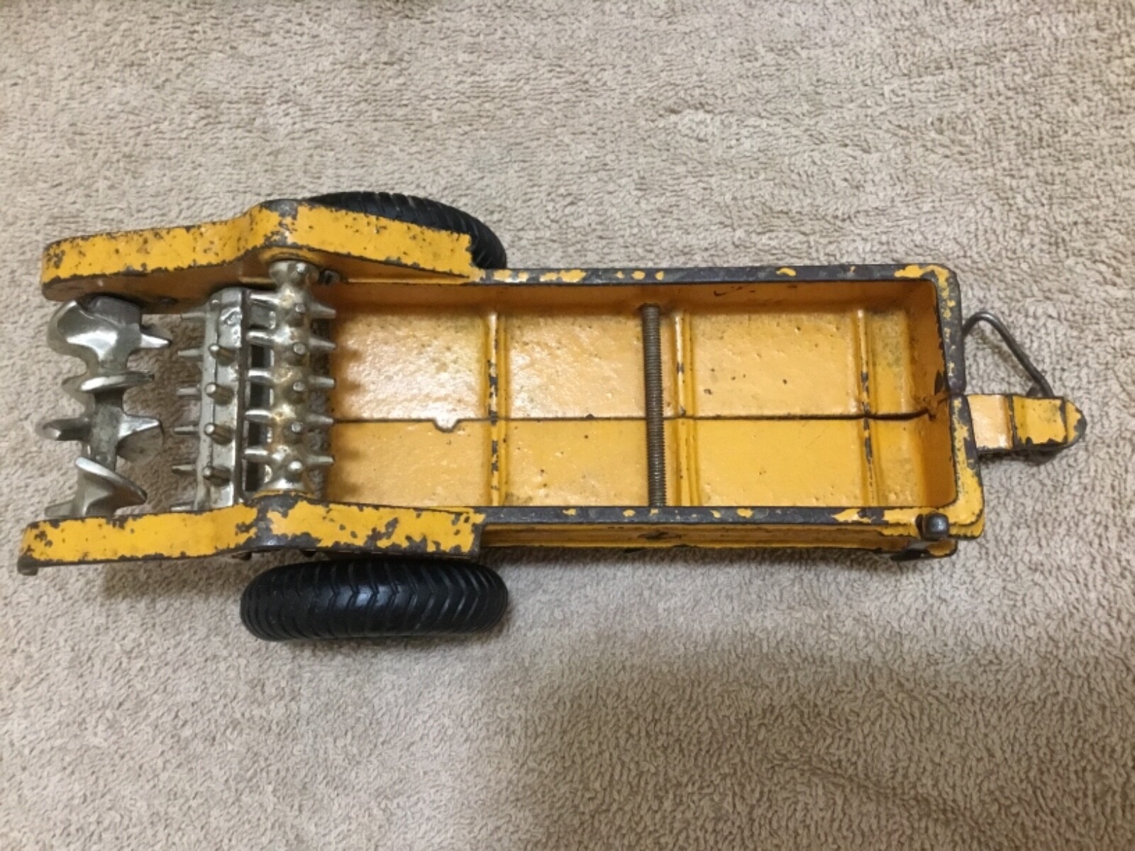 Vintage Arcade Cast Iron Oliver Superior Manure Spreader 1/16 scale Rare