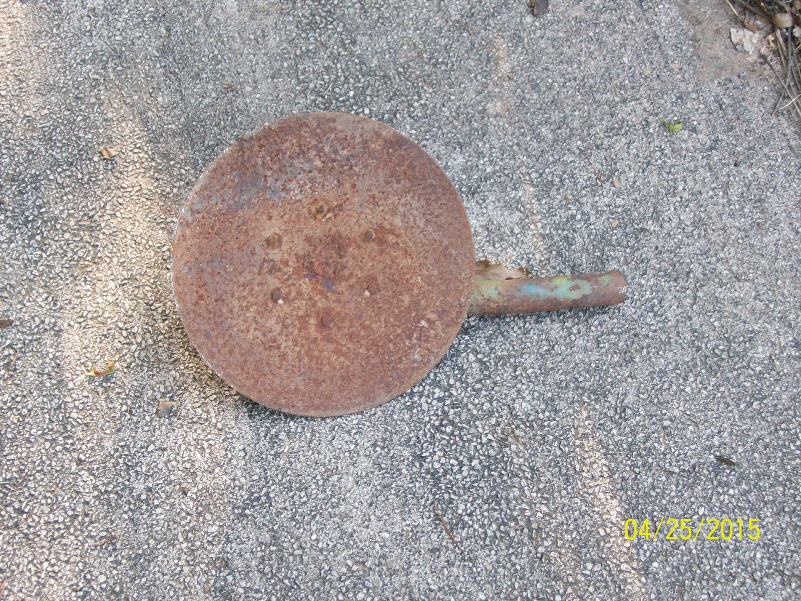 JOHN DEERE  PLOW DISC W/ ARM* CAST IRON* RANCH STEAMPUNK ,ART*ETC *HEAVY*