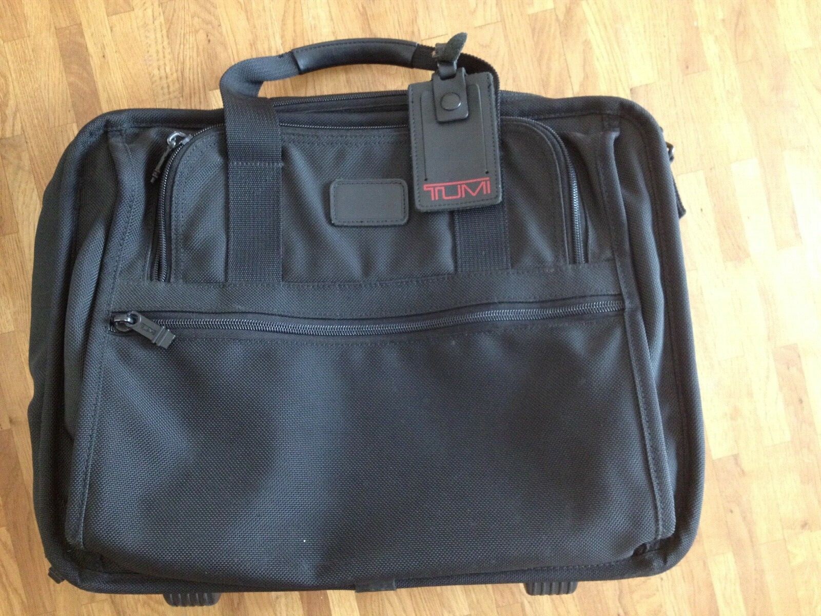Tumi Alpha 2-Rollen Businesstrolley inklusive Laptoptasche