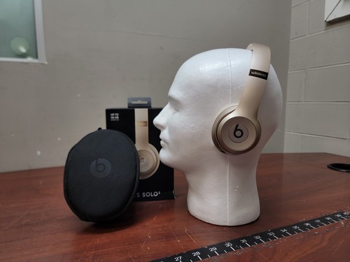 Beats Solo 3 Solo3 Headphones MT283LL/A Wireless With Apple