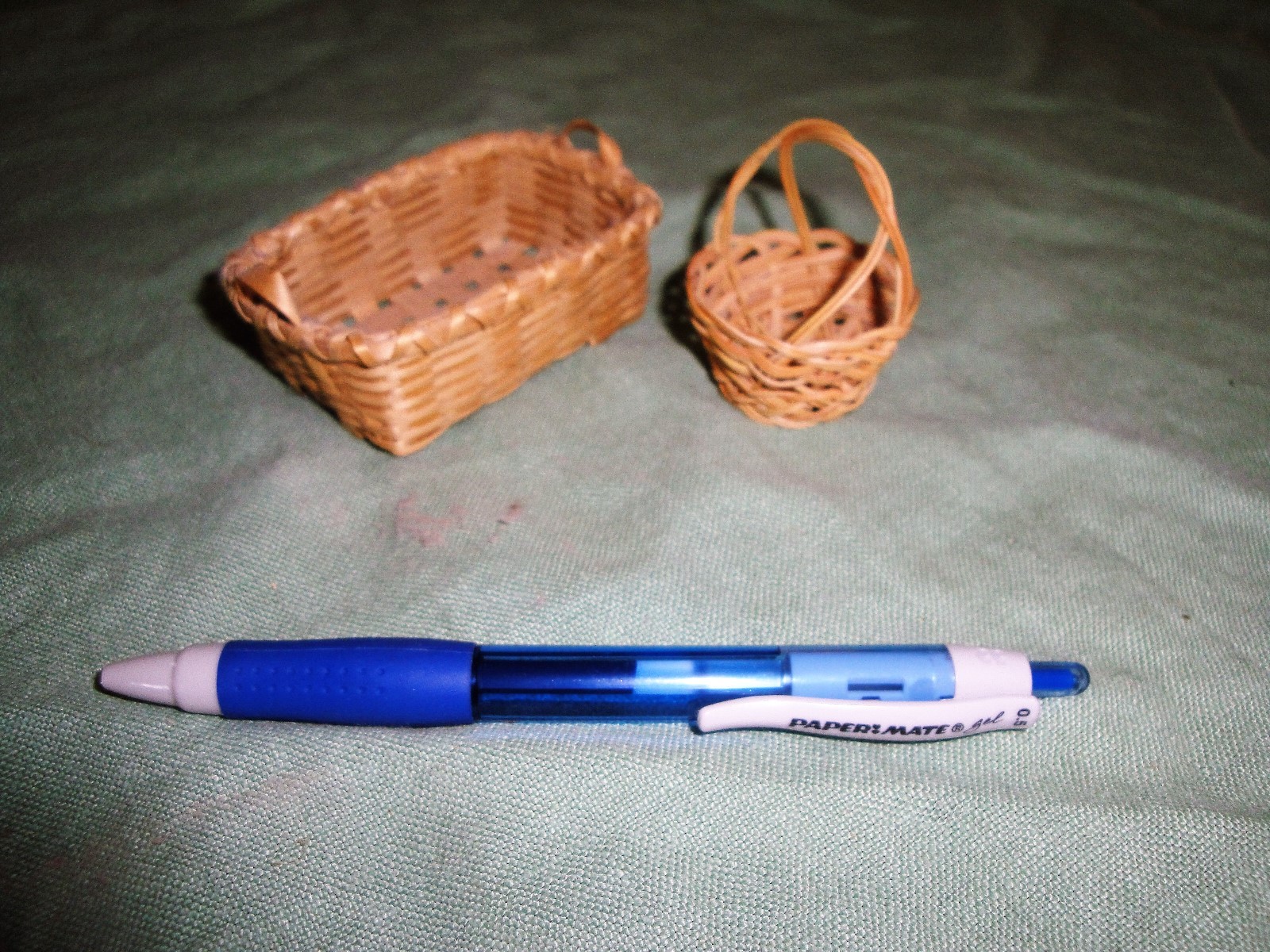 (2739) 2 miniature Homemade baskets 3x2x1