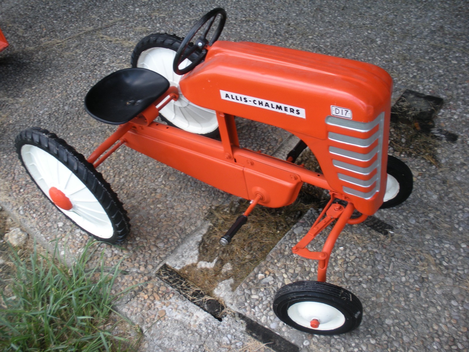 VINTAGE PEDAL TRACTOR ALLIS - CHALMERS (RESTORED)