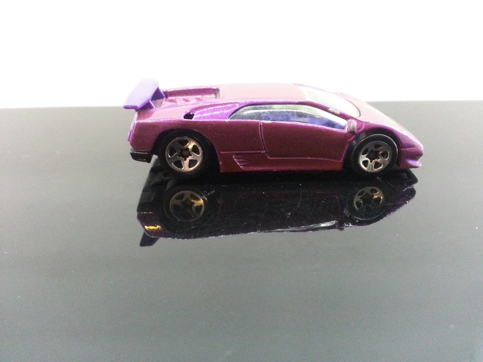 VINTAGE 1990 HOT WHEELS LAMBORGHINI COUNTACH Diecast Model Car -  Purple  Rare