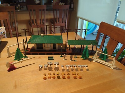 Plasticville O/S Gauge Gteen Roof Train Station Passenger TA-2 And Xtras