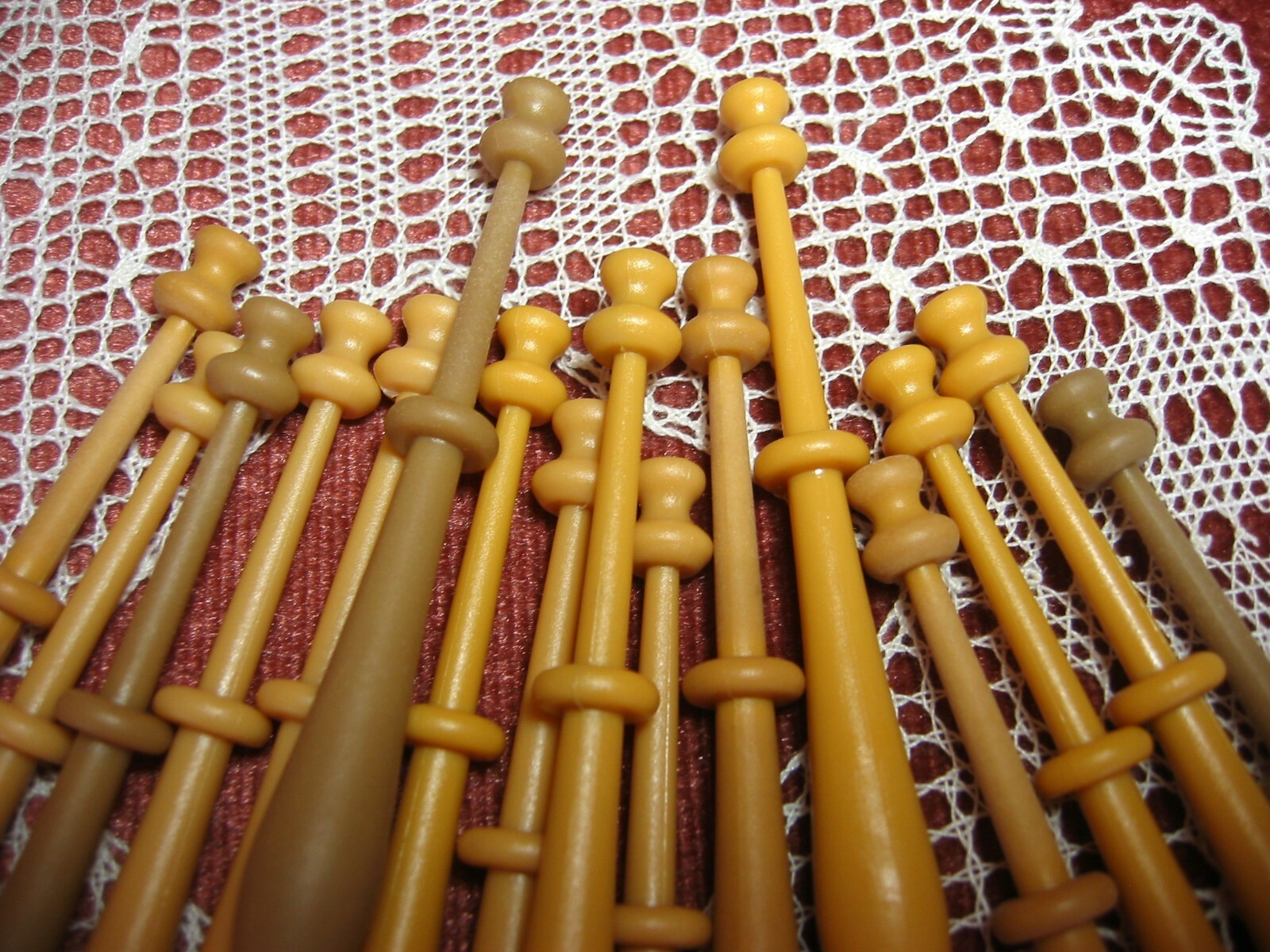 16 plastic Lace bobbins, 16 Bolillos plastico16 fuseaux de dentelle en plastique