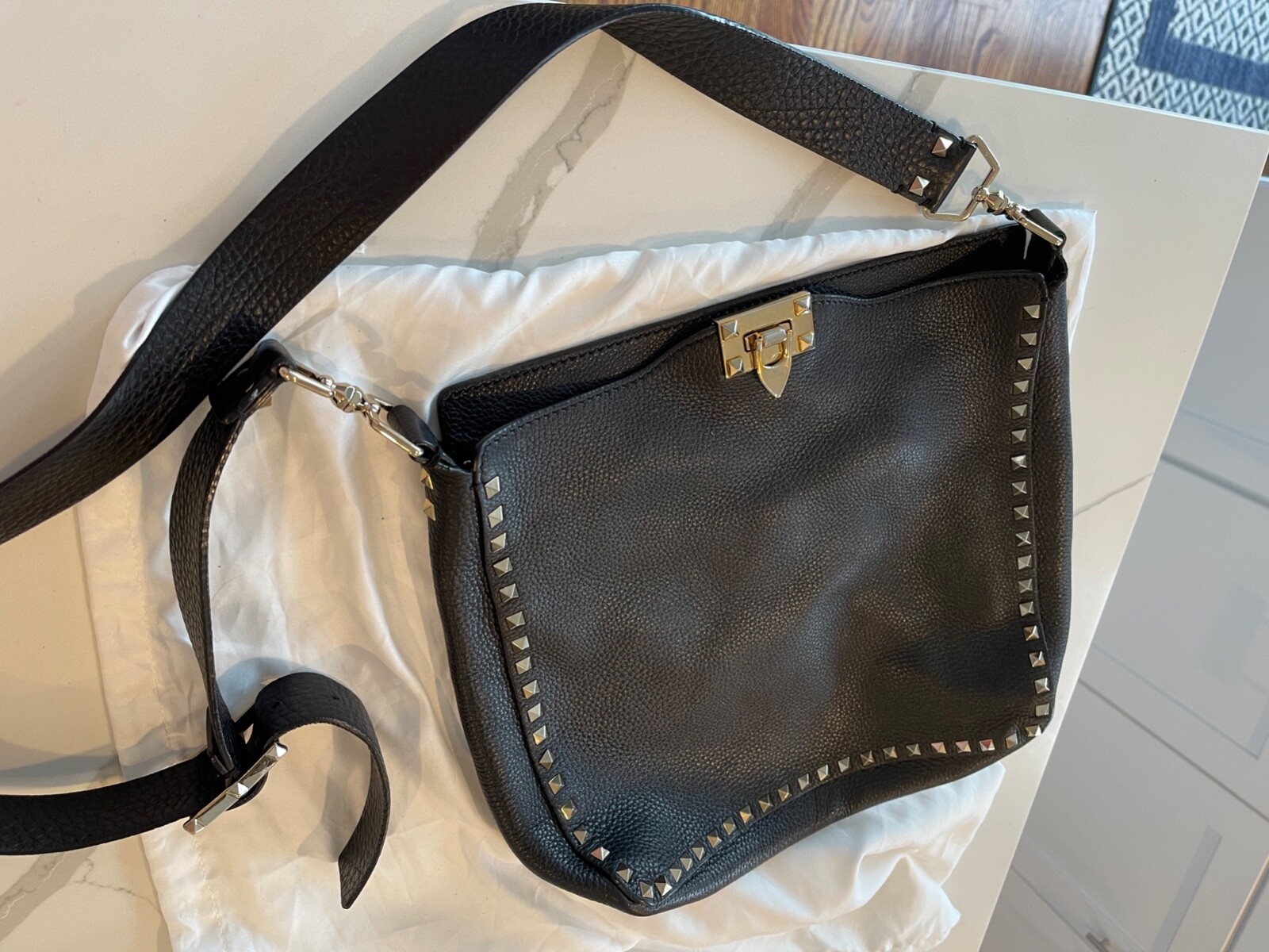 Valentino Rockstud Messenger Crossbody Bag- Large (Black Valentino Rockstud Messenger Crossbody Bag- Large (Black