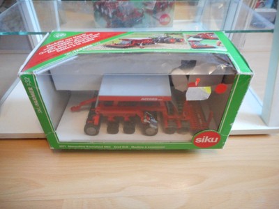 Siku Seed Drill Accord MSC in Red on 1:32 in Box Siku nr: 2271