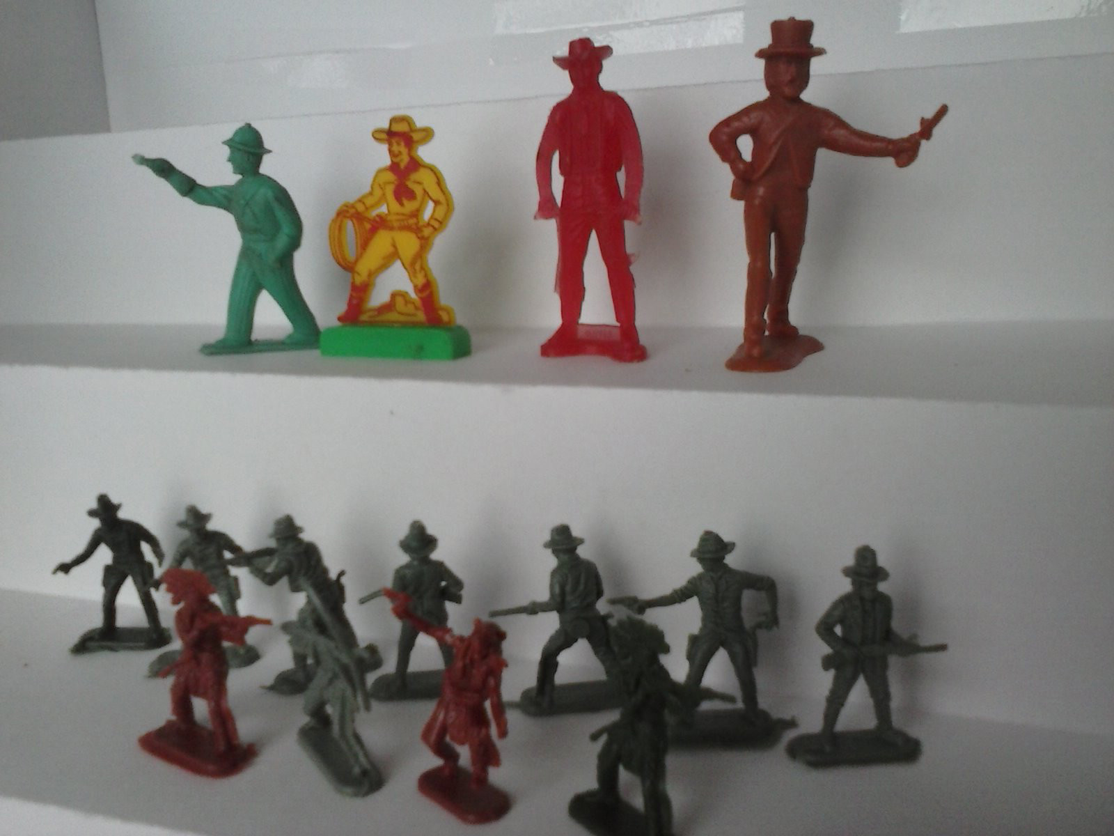 Assorted 35mm, 45mm, 54mm Cowboys Indians Plastic Playset Figures