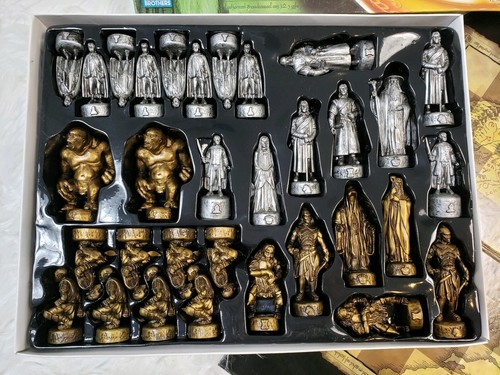 Lord Of The Rings Chess Set - The Fellowship of the Ring - Complete - 2002