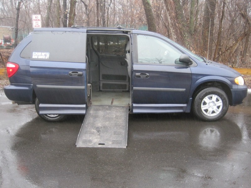 2005 dodge grand caravan handicap van
