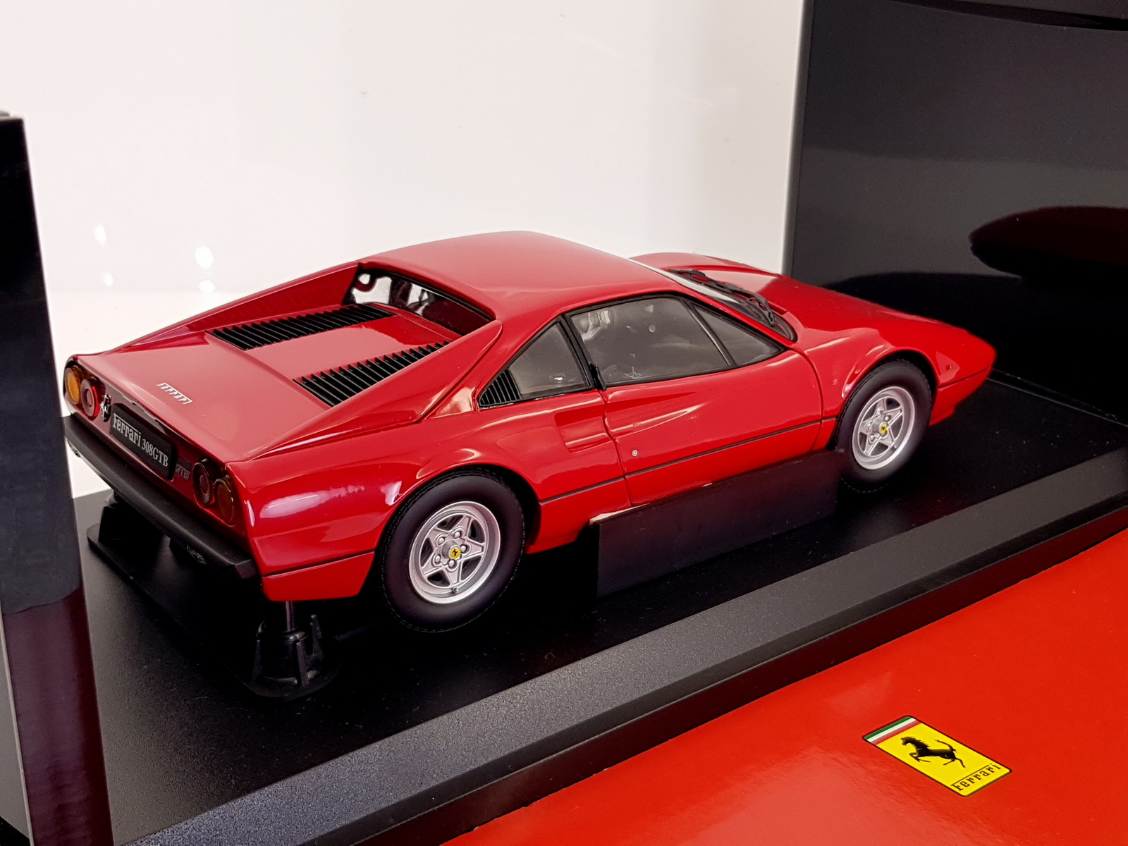 Kyosho 1:18 scale Ferrari 308 GTB 1976 - Red (308GTB) *Die Kyosho 1:18 scale Ferrari 308 GTB 1976 - Red (308GTB) *Die