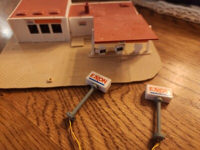 N Scale Exxon Gas Station With Two Lighted Signs Lighted Signs Brand NWOB EUC