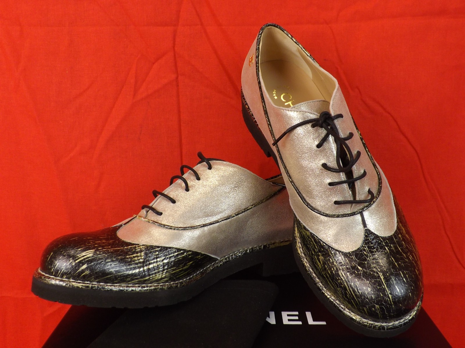 16C NIB CHANEL TWO TONE BLACK LEATHER CC LOGO LACE UP