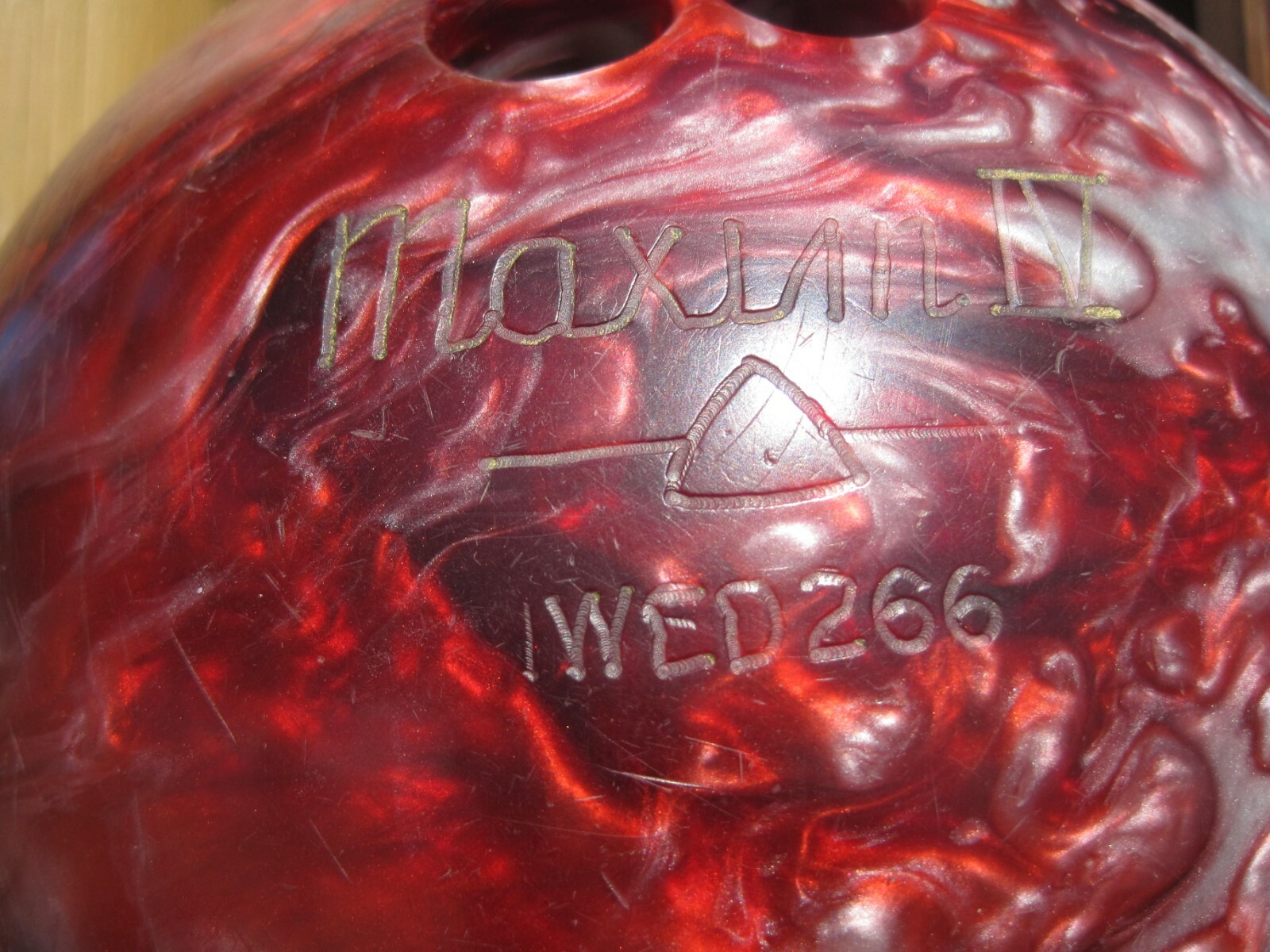 MAXIM IV Ebonite RED Swirl 12 lb Bowling Ball & LEEDS Hard Plastic Blue CASE