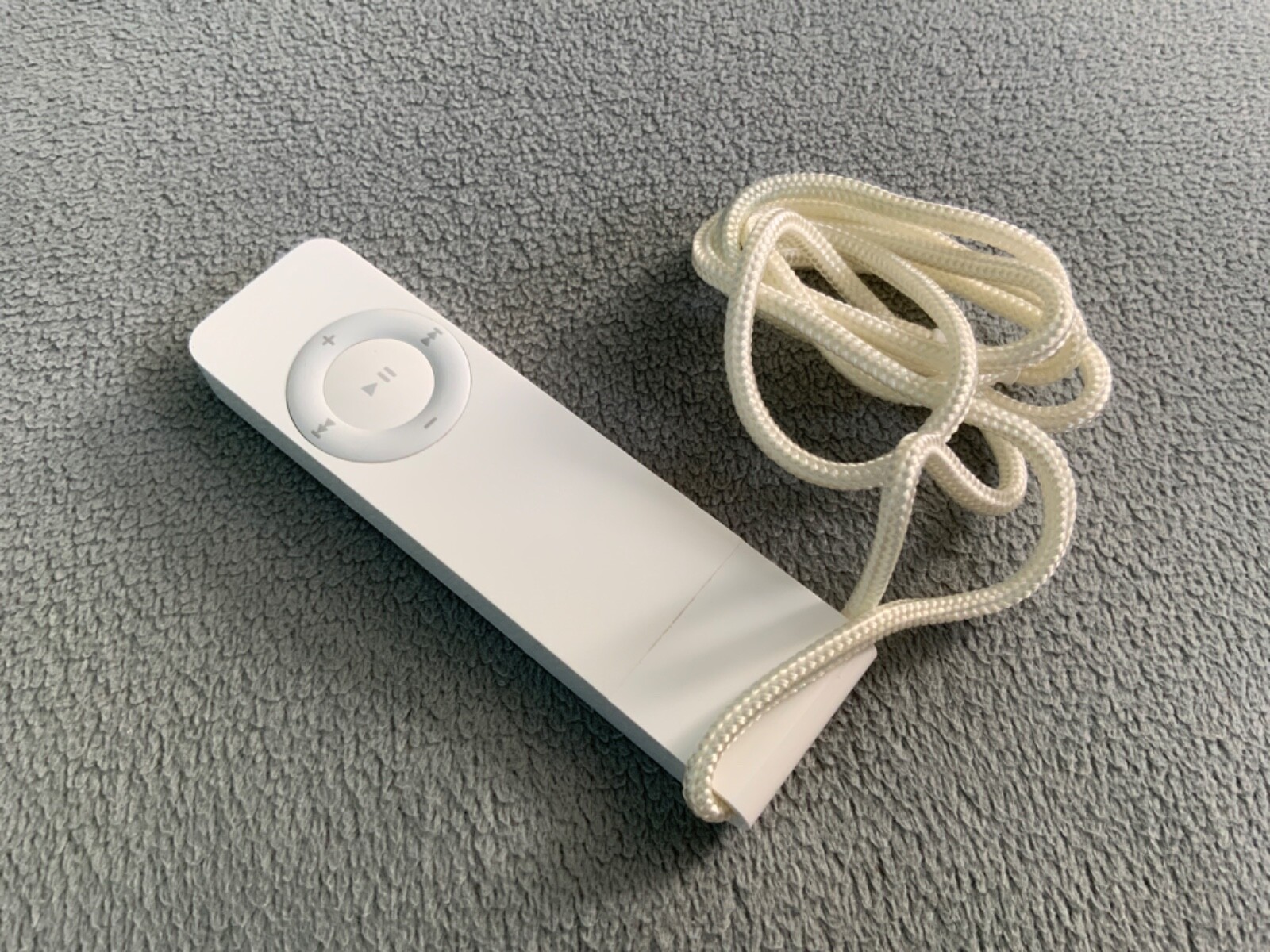 iPod Shuffle 512MB 未使用 デオデオ本店購入 Apple iPod shuffle 第4世代 Late 2012 [2GB] オークション比較