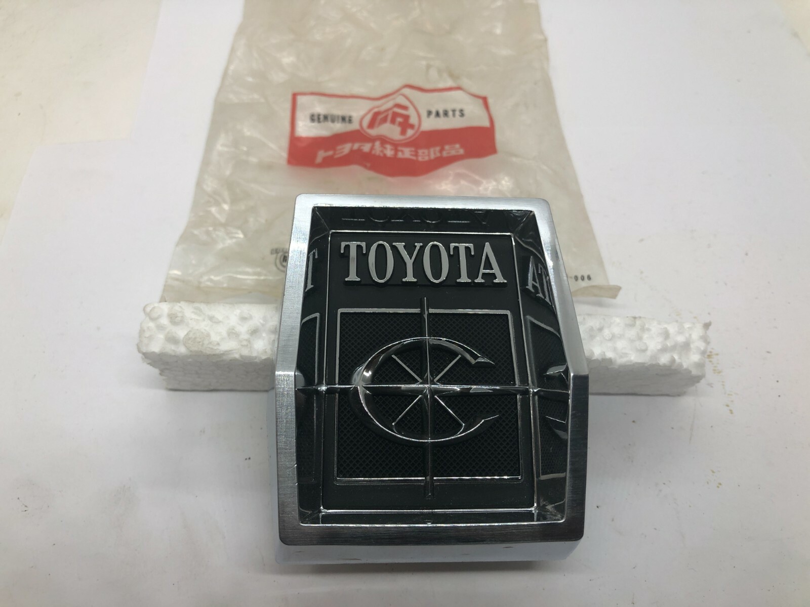 Toyota Corona Mark 2 II 1969-1970 Front Grille Emblem Badge 75311-29046 NOS Rare