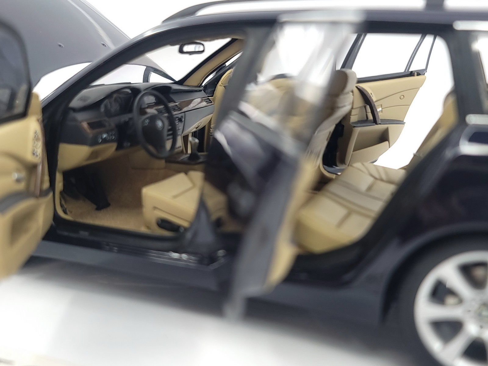 Dealer OEM 1:18 scale BMW 5er 5 Series 545i Touring(E61
