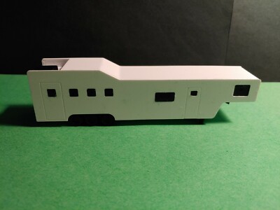 S 1:64 scale gooseneck 4-horse trailer w living quarter & slide-out 4 Greenlight
