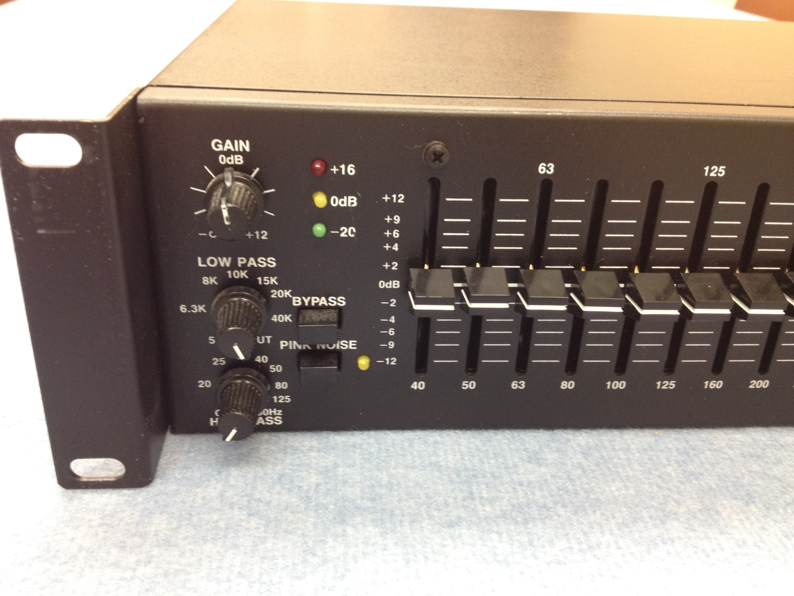 ELECTROVOICE 2710 PRO GRAPHIC EQUALIZER 1/3 OCTAVE-SN 93183592 (1993)-RACK MOUNT