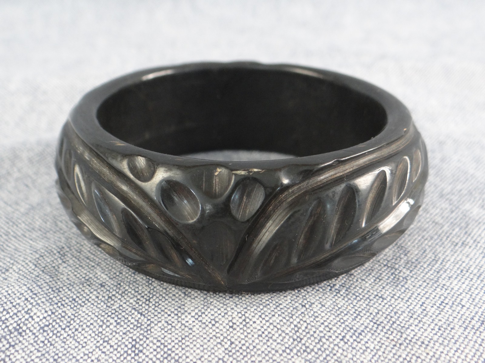 Vintage DEEP CARVED BLACK LEAF FROND BAKELITE  Bracelet Bangle Chunky 1.08