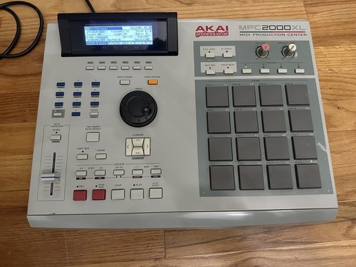 AKAI MPC 2000XL Sampler Sequencer Drum Machine W/ Internal Zip