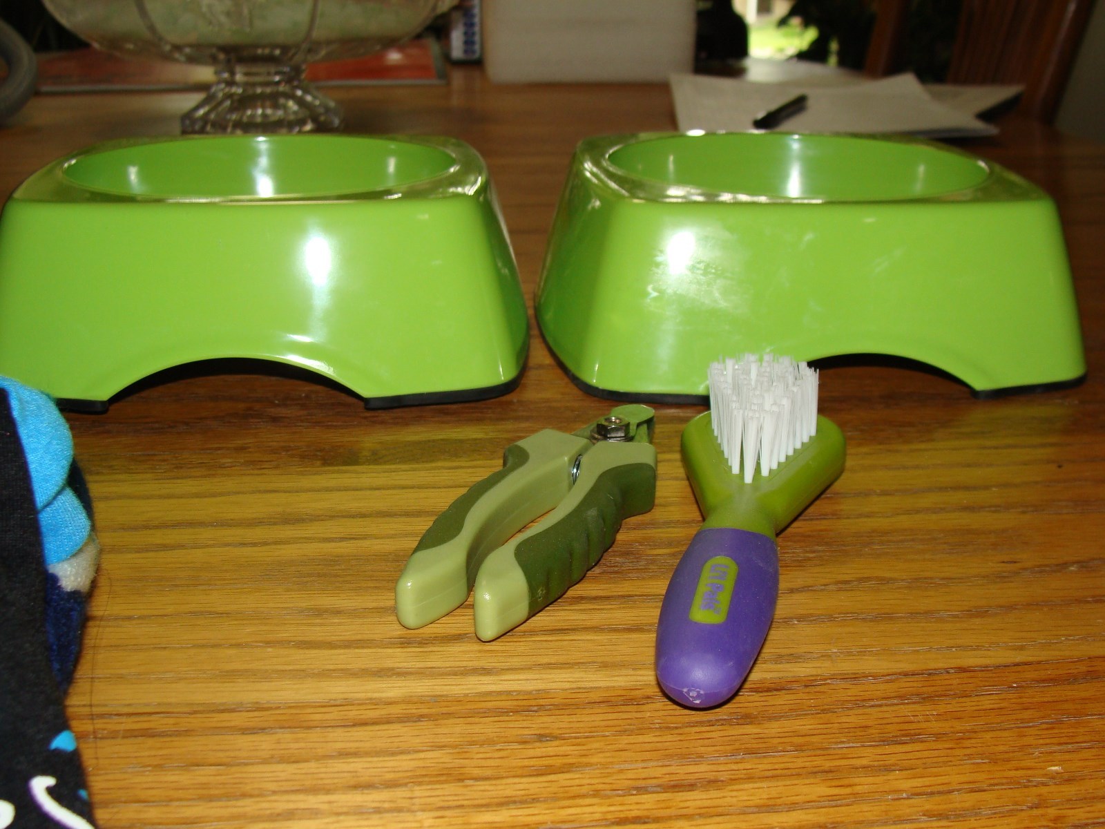 2 DOG BOWLS - NAIL CLIPPERS - BRUSH - 4 DASCHOUND CLOTHING OUTFITS