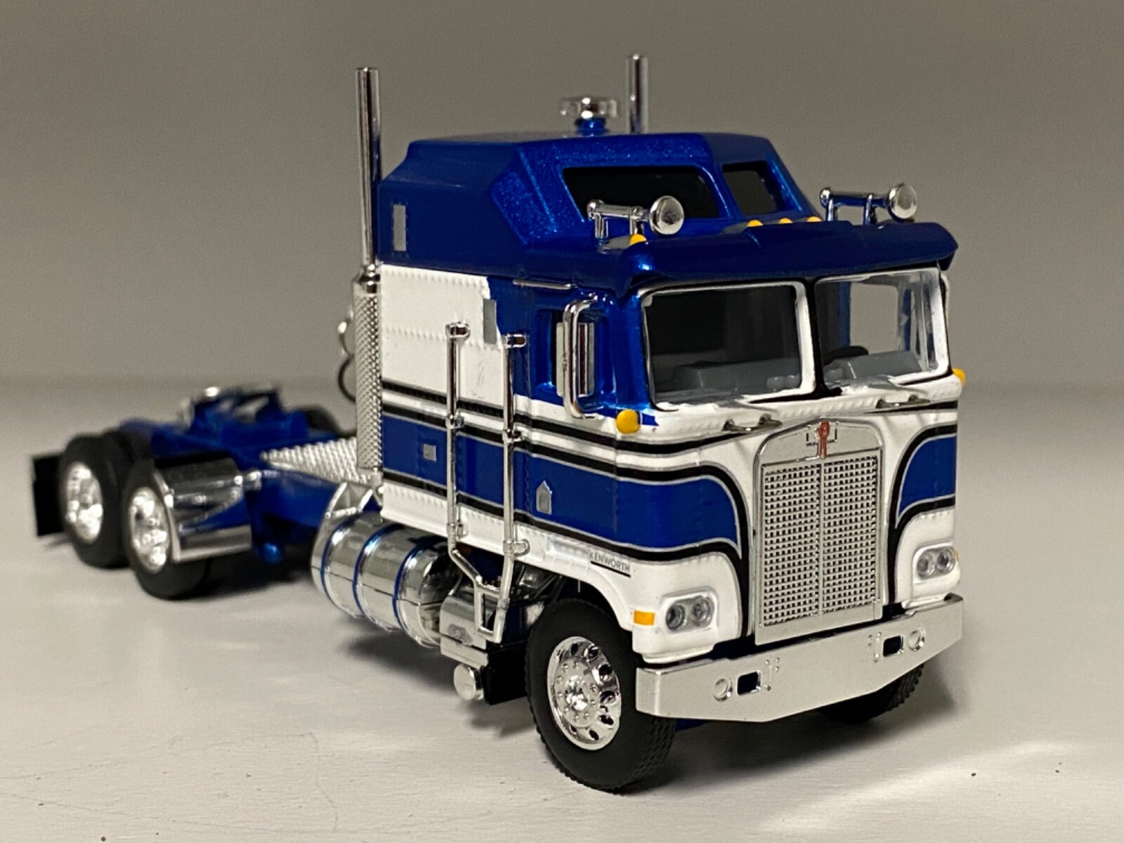 DCP 1/64 KENWORTH K100 カスタム品 DCP 1/64 BLUE & WHITE KENWORTH K100 AERODYNE LONG FRAME W