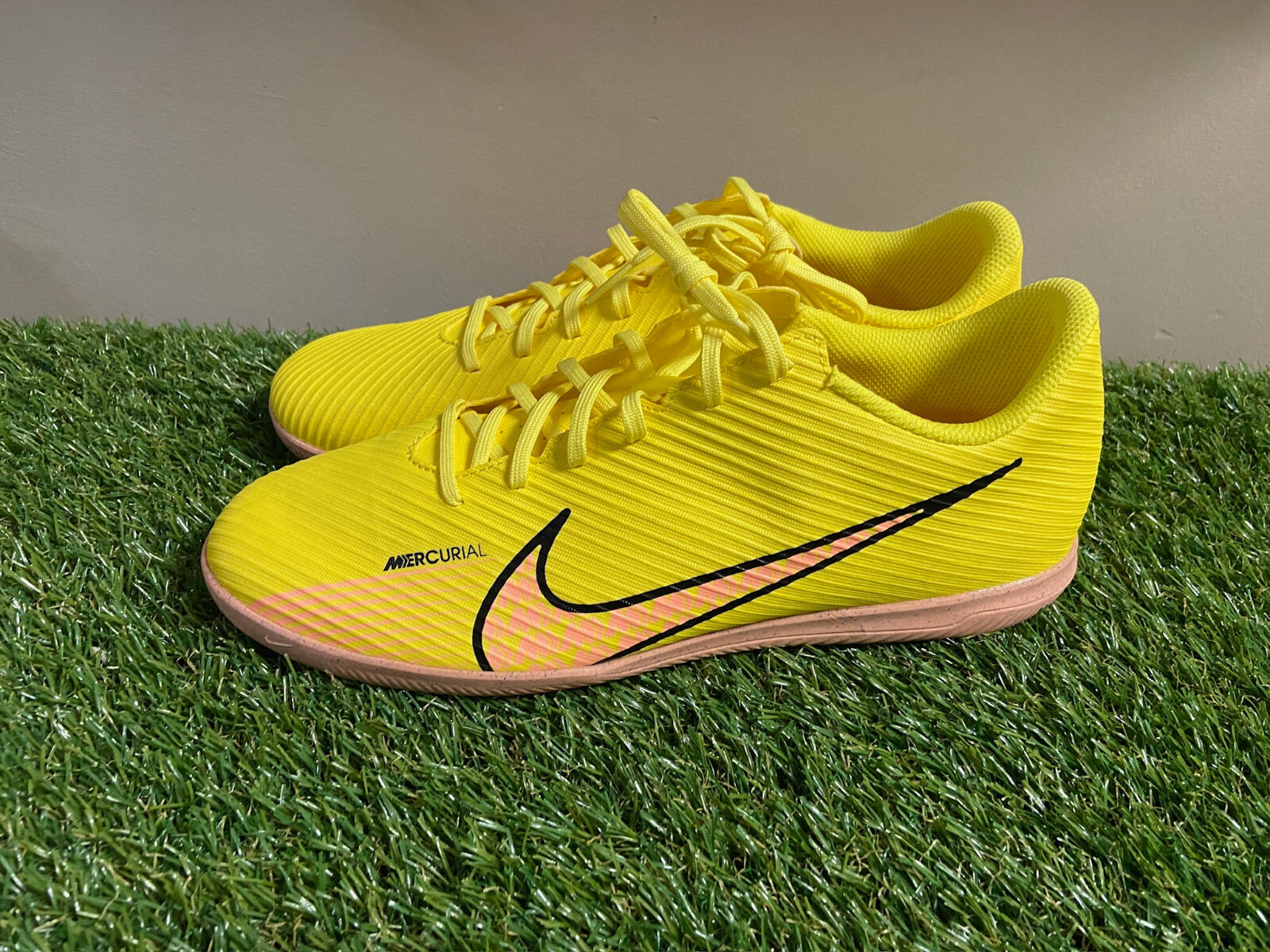 Nike Mercurial Vapor 15 Club IC Indoor Soccer Shoes Yellow Nike Mercurial Vapor 15 Club IC Indoor Soccer Shoes Yellow