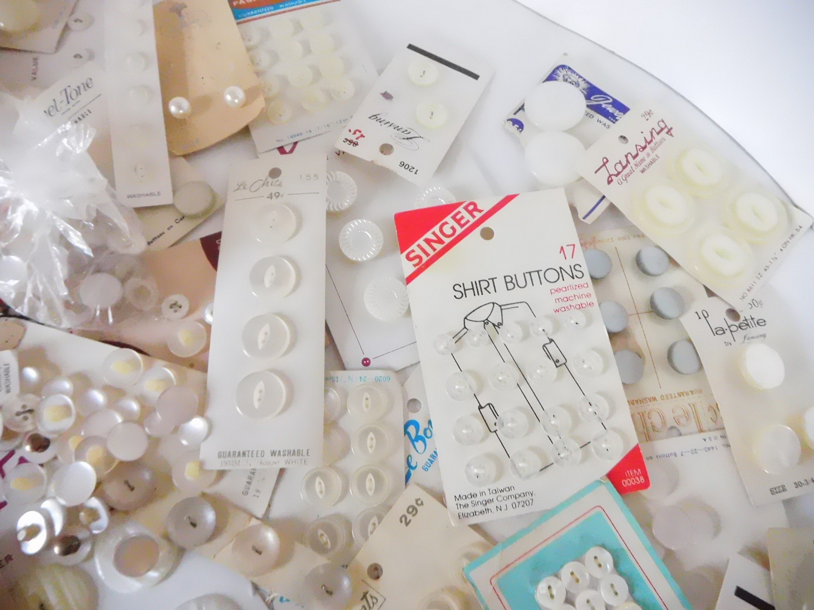 VINTAGE NEW UNUSED LOT OF 100+ WHITES ASST. BUTTONS - MOST ON CARDS
