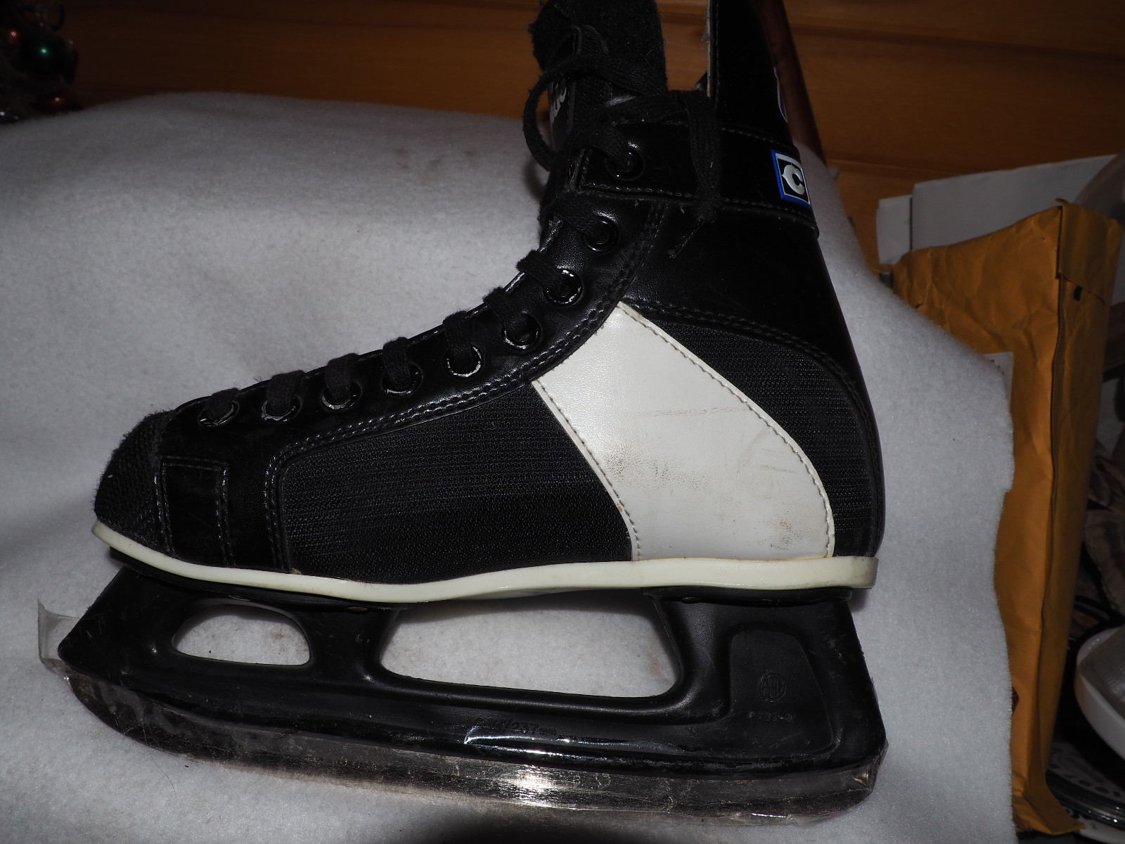 CCM 101 RAPIDE  BLACK & WHITE BOYS HOCKEY ICE SKATES SIZE 4 YOUTH