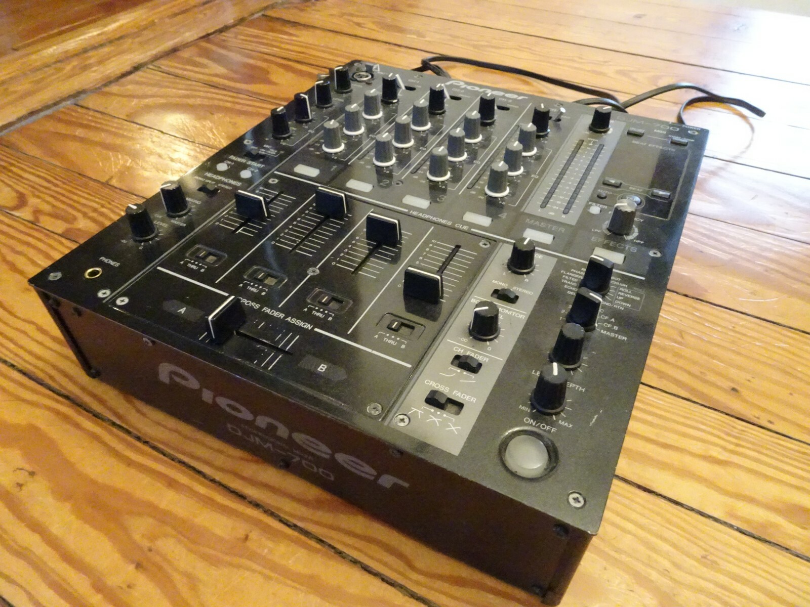 WORKS GREAT- Pioneer DJM-700-K 4 Channel Pro DJ Mixer (Black) w effects- SMOOTH