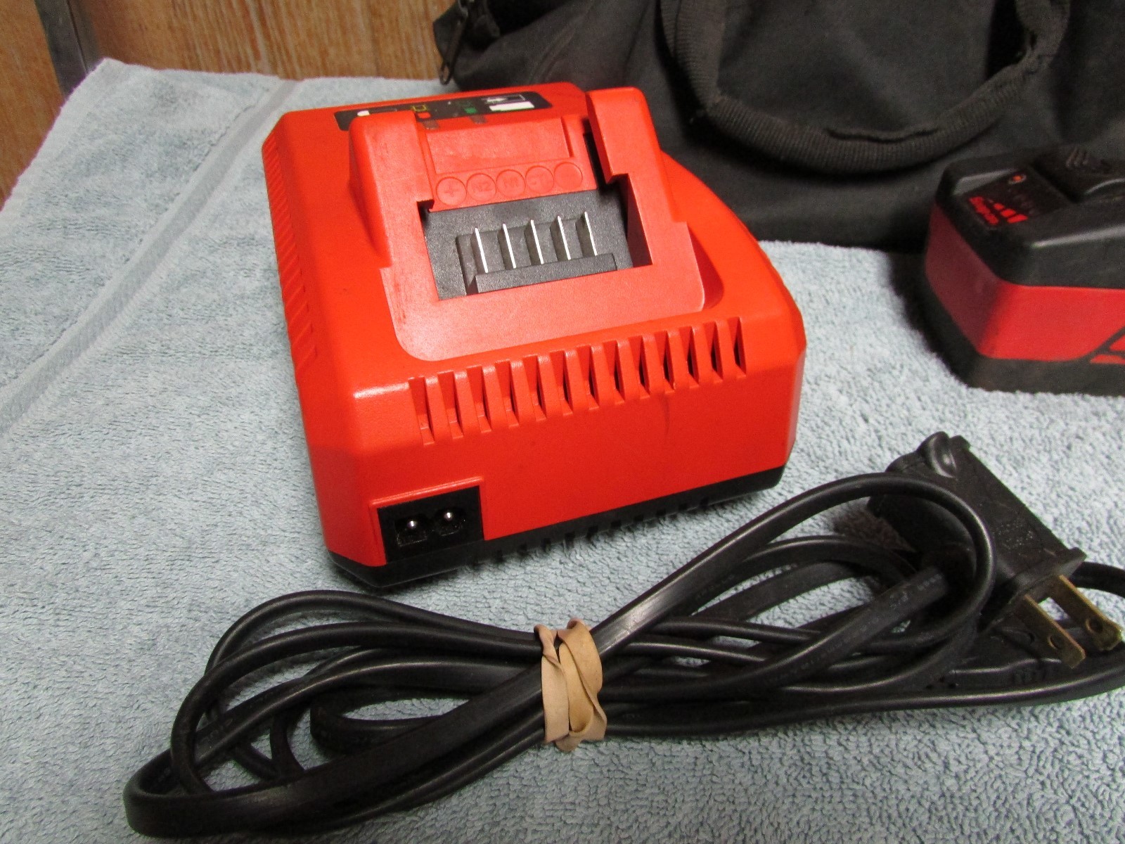 snap on tools 18 volt charger , battery , and storage bag fm-9