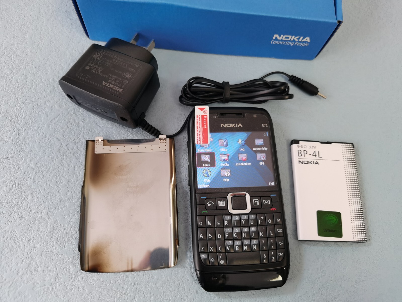 nokia E71 海外版　black steel red化 Red and Black and Seen All Over: Nokia E71 in new colors