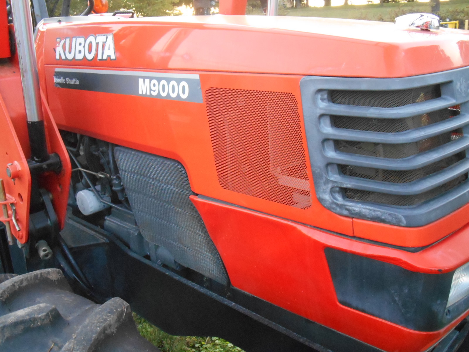 M9000 Kubota 4WD tractor with Loader/92 HP/Hydraulic shuttle/370 Hours