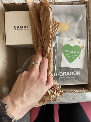 G-DRAGON Übermensch LIGHT STICK & CRADLE G-DRAGON 2025 WORLD TOUR ÜBERMENSCH OFFICIAL MD [LIGHTSTICK