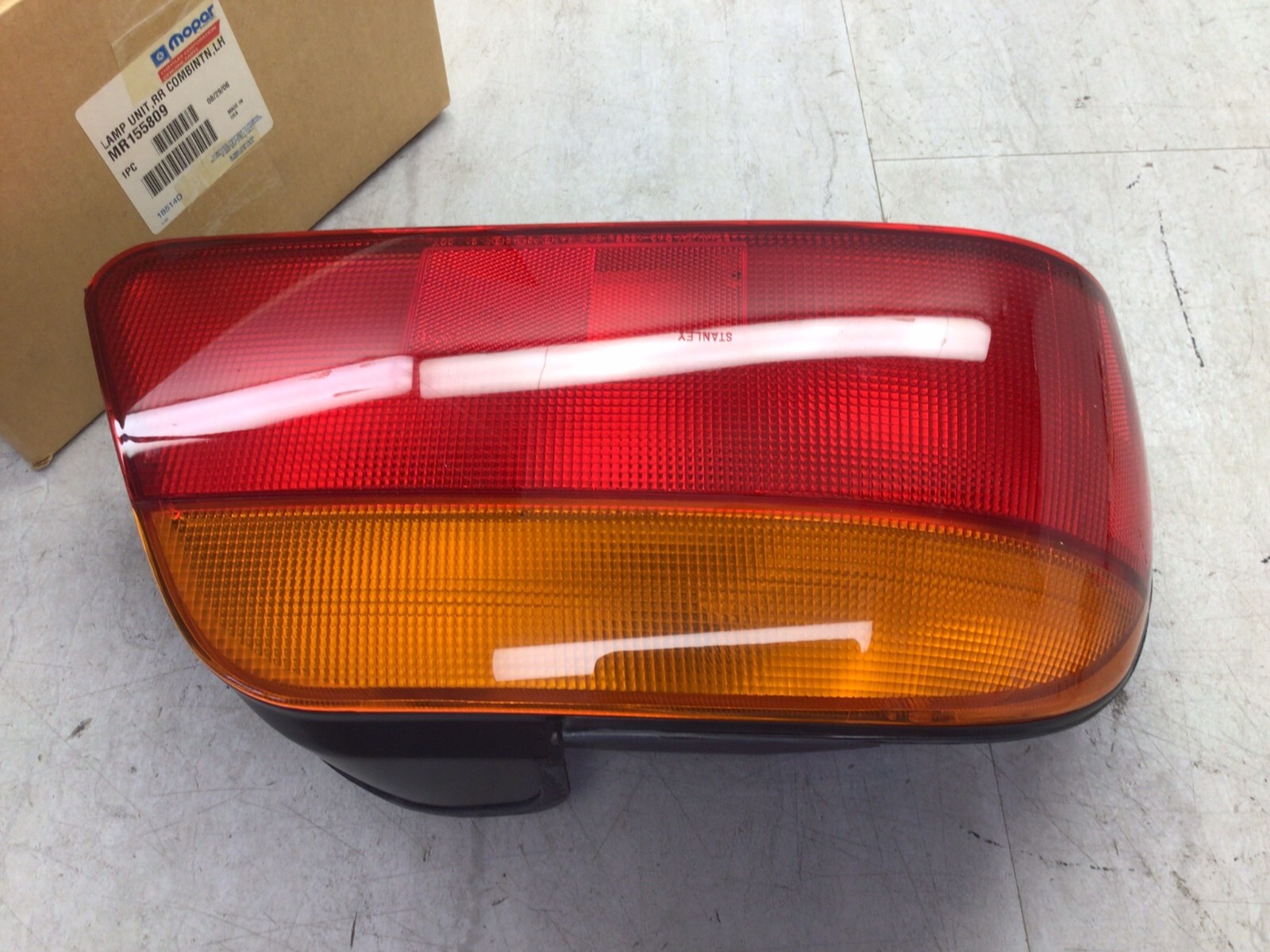 1995-1996 Chrysler Sebring OEM Driver Side Turn Signal Lamp Assembly MR155809