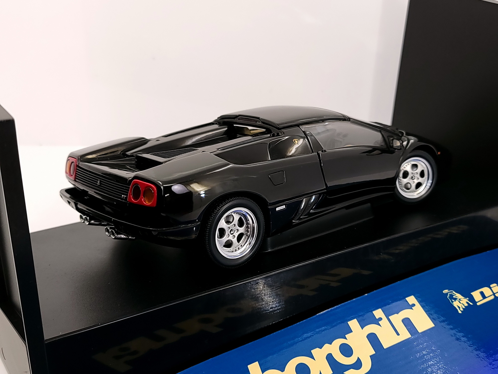 オートアート製 ランボルギーニ ディアブロVTロードスター 1/18 オートアート製 ランボルギーニ ディアブロVTロードスター 1/18