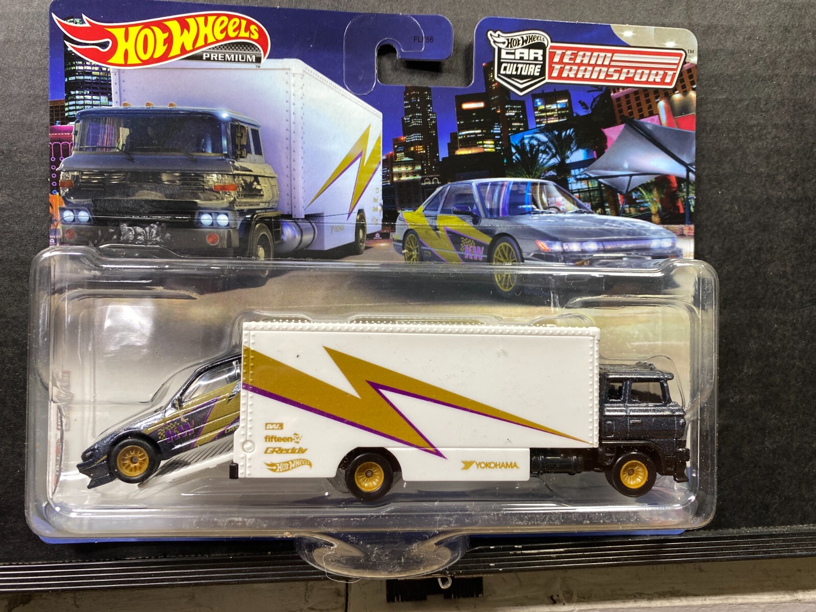 1/64 HOT WHEELS TEAM TRANSPORT SAKURA SPRINTER & NISSAN