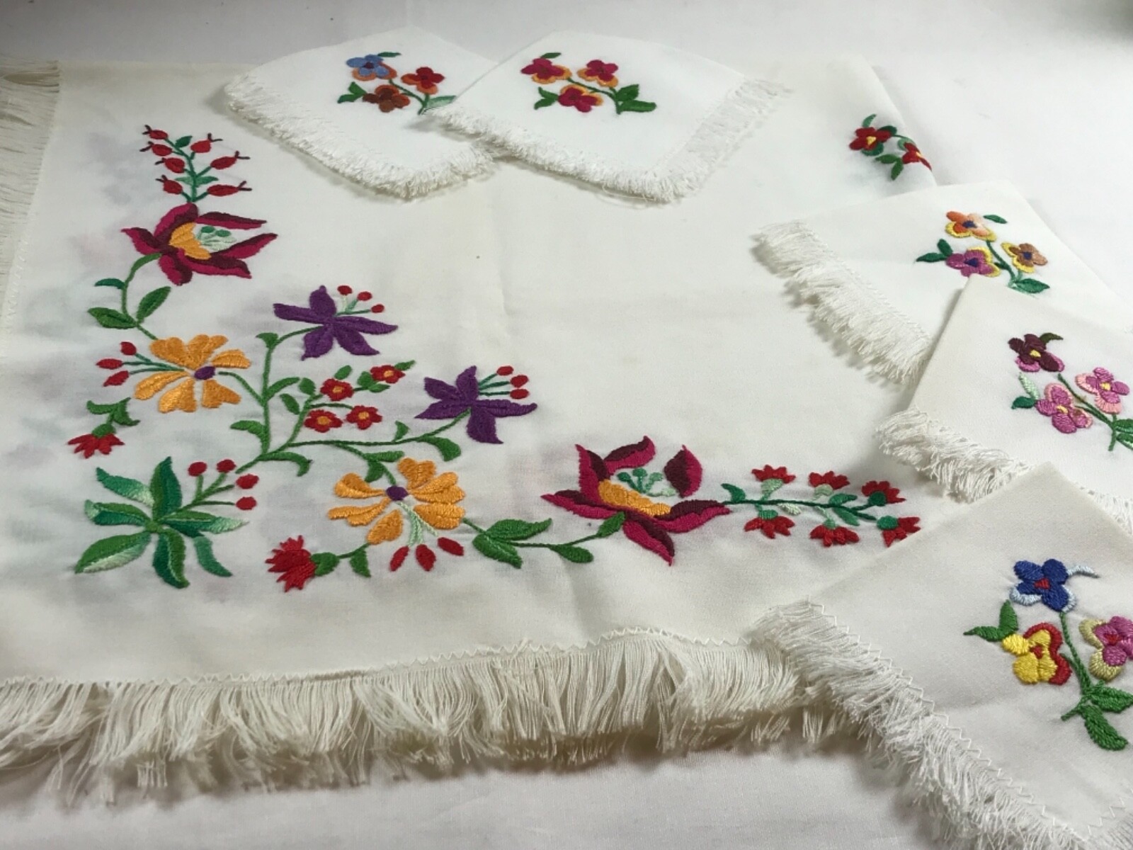 Vtg Beautiful Raised Embroidered Linen Tablecloth 5 Napkins Flowers 30” by 30”